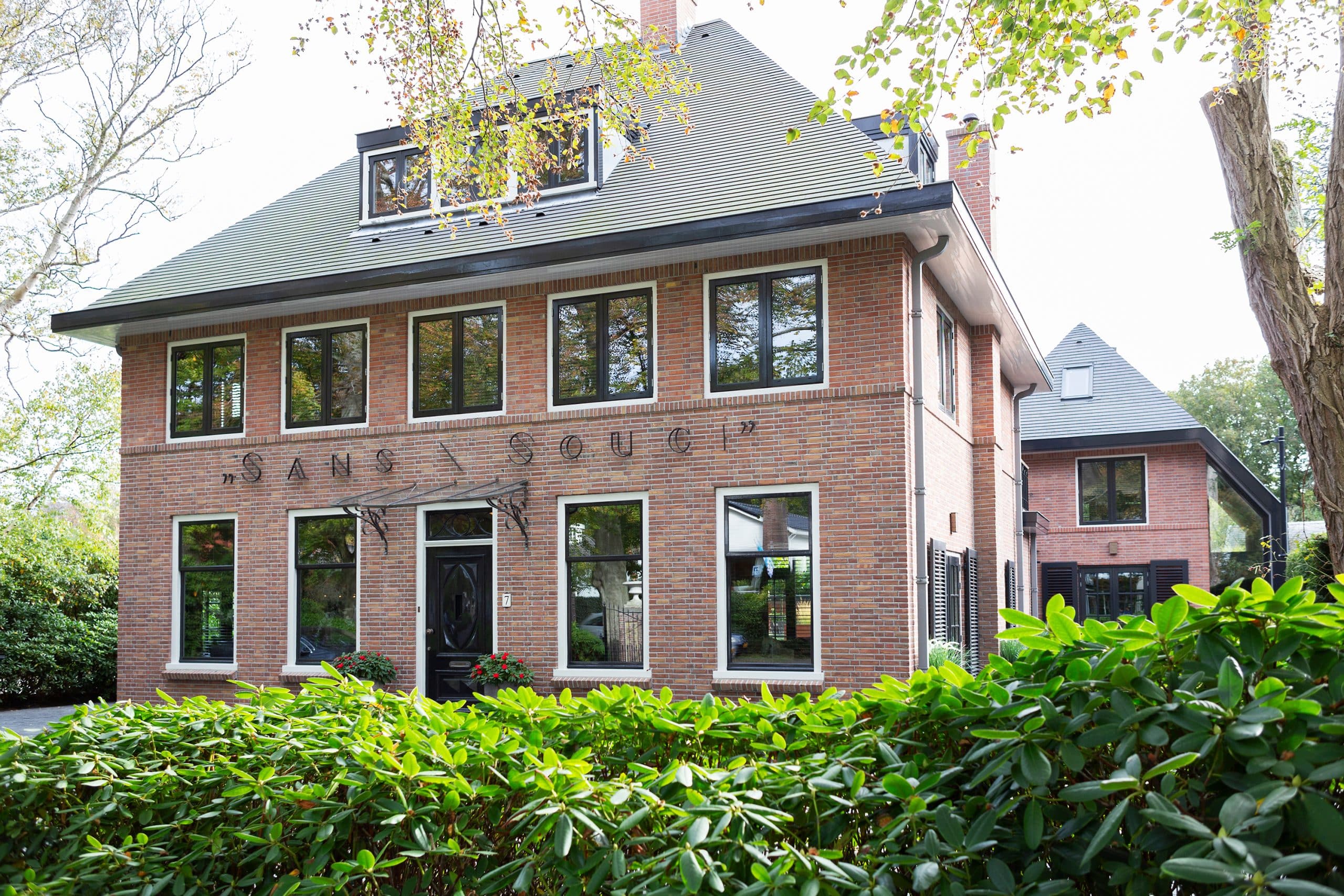 Verbouwing van statige villa met bijgebouw