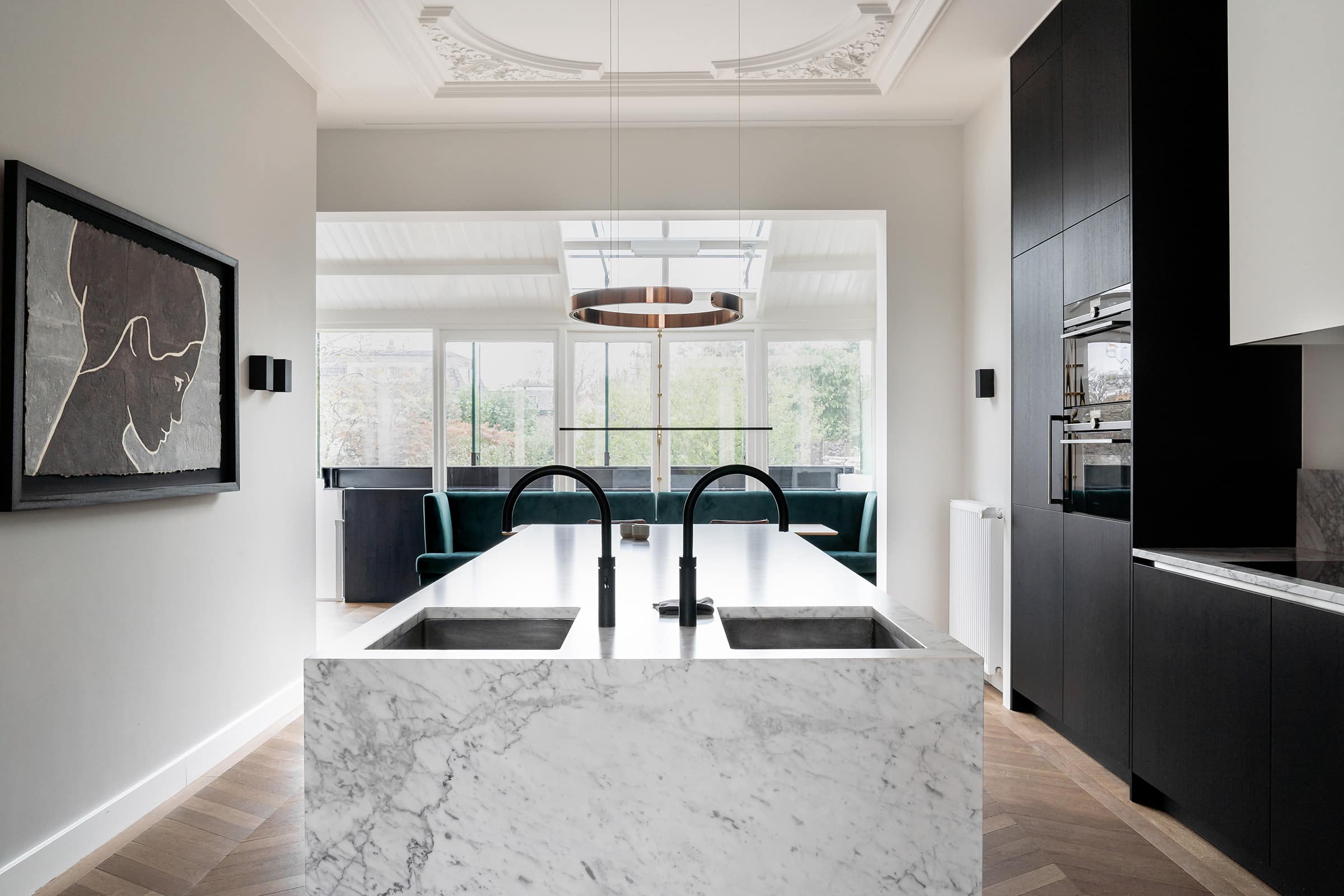 Verbouwing met moderne glazen aanbouw