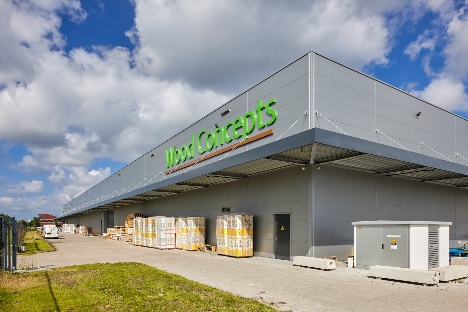 Moderne productiehal met kantoorruimte